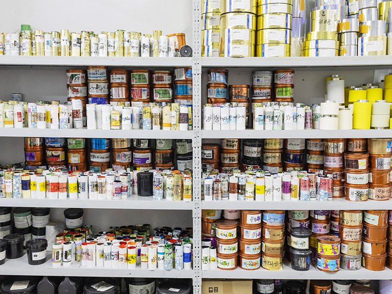 Assorted cosmetic jars display: PET, PP, HDPE options for skincare packaging Shelves filled with various cosmetic jars, including PET, PP, HDPE jars for skincare packaging